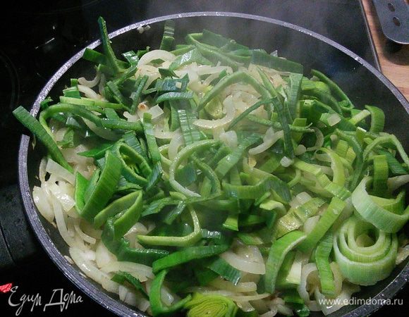 Добавить порей, когда он уменьшится в объеме, положить сахар. 