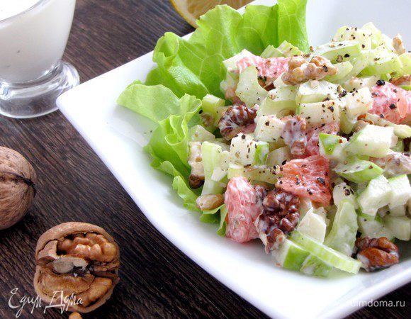 Заправить салат соусом. Выложить в салатники и подавать. Очень вкусно! Приятного аппетита!