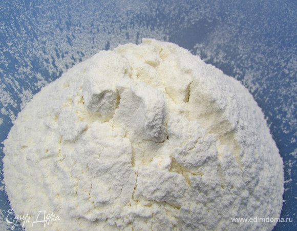 Муку просеять, добавить соль, перемешать.