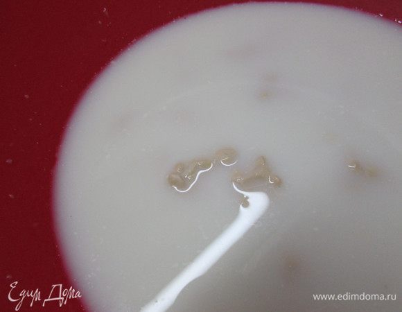 Соединить теплое молоко и воду. Добавить сахар и дрожжи, перемешать. Оставить на 15 минут, для активизации дрожжей.