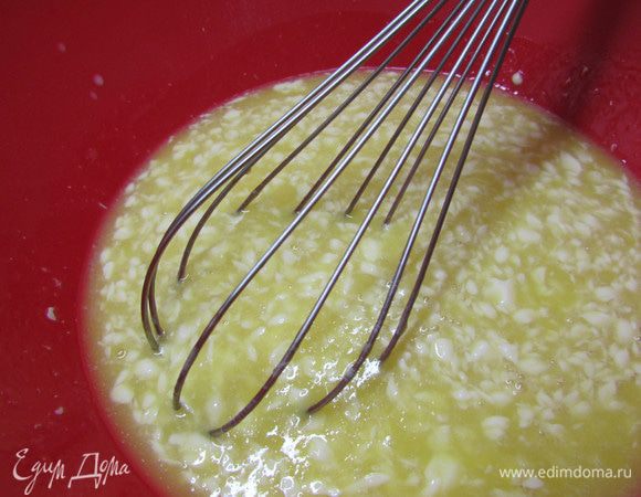 Затем влить яйца и растопленное сливочное масло, хорошо перемешать.