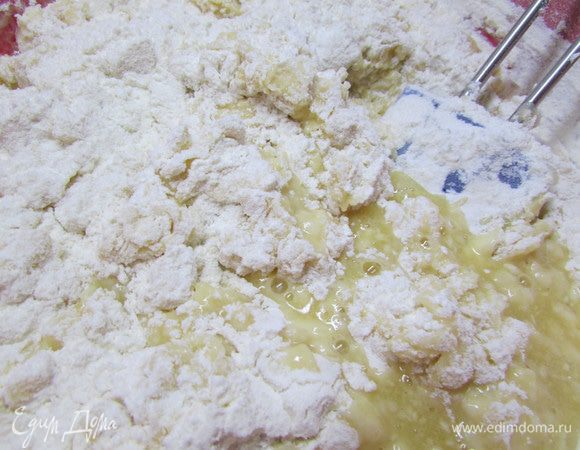 Добавить муку, ванильный сахар и замесить тесто. Тесто хорошо вымесить, оно должно отходить от стенок емкости. По необходимости в тесто добавляем еще муки. Но оно не должно быть крутым.