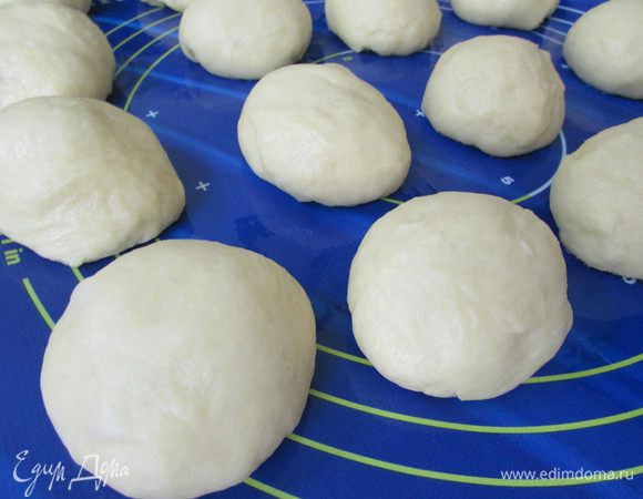 Рабочую поверхность смазать растительным маслом. Тесто разделить на небольшие шарики (по 65-70 грамм). У меня получилось 16 штук.