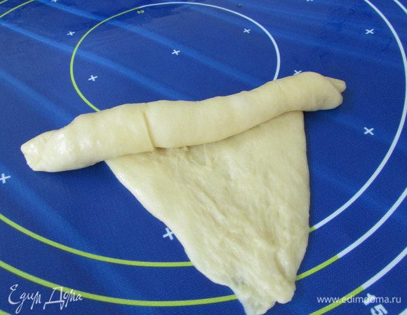 Формировать рогалик. Одну сторону и скручивать по направлению к себе, чем больше поворотов, тем лучше.