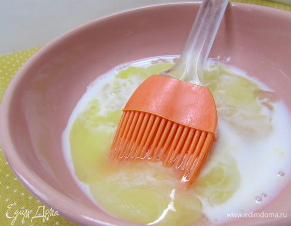 Смешать молоко и желток.