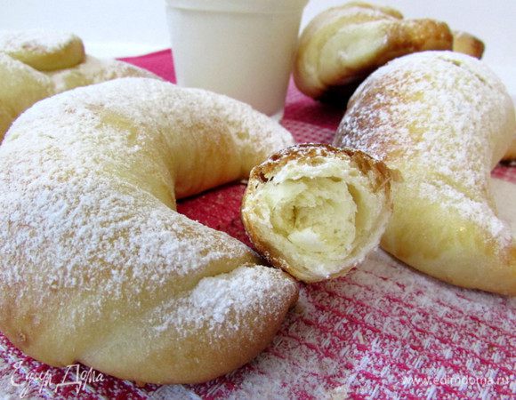 Готовые рогалики полностью остудить. Присыпать сахарной пудрой.
Приятного аппетита!