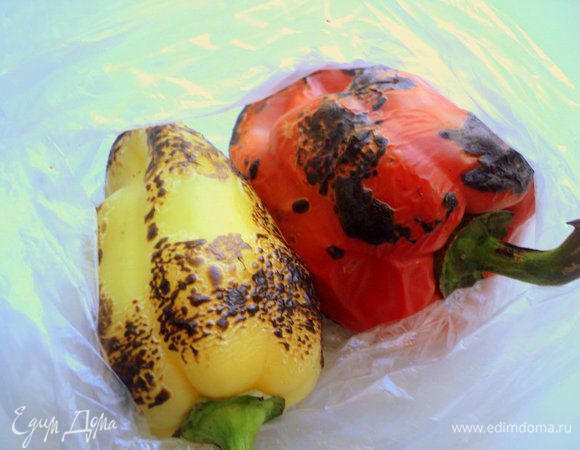 Перец обжечь на пламени плиты до черноты, положить на 10-15 минут в пластиковый пакетик, затем снять кожицу и удалить семена.