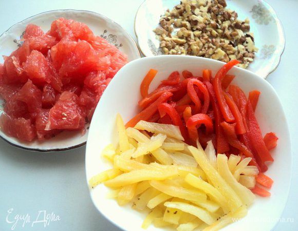 Порезать перец соломкой. Грейпфрут почистить от кожицы, разобрать на дольки, удалить перегородки и порезать кусочками. Орехи (у меня грецкие) поджарить на сухой сковороде, измельчить, но не очень мелко.