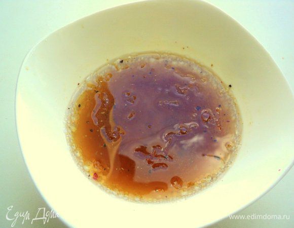 Приготовить заправку: вино из под груш соединить с бальзамическим уксусом, оливковым маслом, посолить и поперчить по вкусу, перемешать.