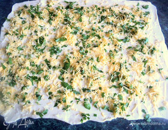 Посыпать ½ частью натертого сыра с петрушкой.