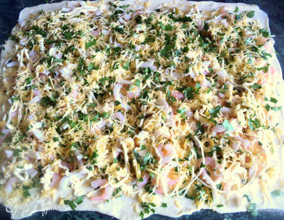 Смазать майонезом и  посыпать второй частью сыра с зеленью.