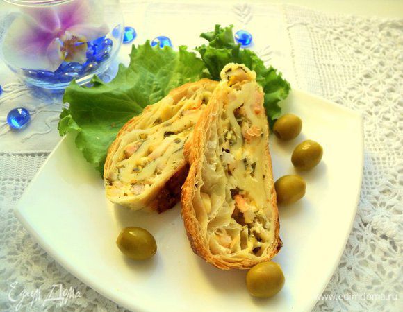 Готовый рулет охладить. Перед подачей порезать рулет кусочками. Гарнировать оливками, зеленью. Подавать с салатом. Приятного аппетита!