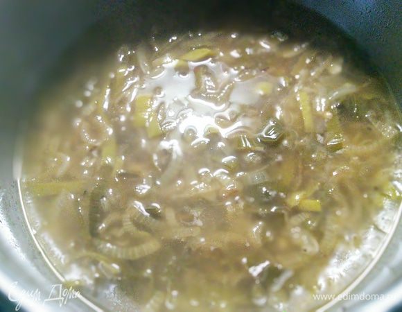 Затем добавить остальной бульон (он может быть овощной, говяжий, у меня — куриный), хорошо посолить и поперчить.