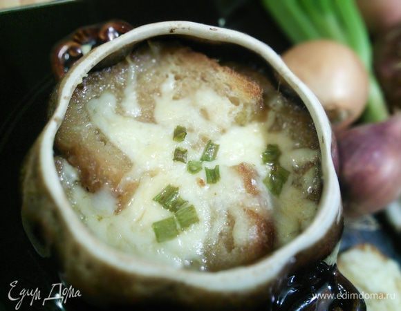 Разогреть духовку до 200°C, выложить гренки внахлест, посыпать сыром и запечь под грилем в течении 12–15 минут. Суп готов, приятного аппетита!