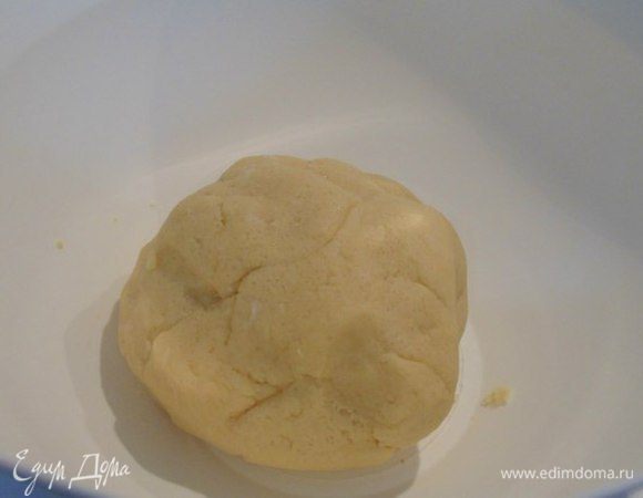 Тесто собрать в шар. Положить в миску, накрыть пищевой пленкой (или влажным полотенцем) и поставить на растойку на 2 часа.