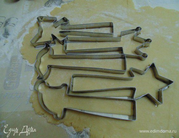 Тесто раскатать толщиной 0,5 см. Необходима мука на посыпку. Формочками вырезать печенье. Посыпать сахаром и корицей по вкусу.