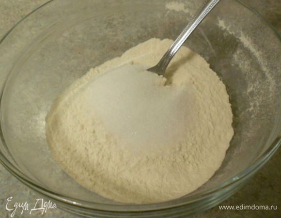 В миске вилкой смешать муку и сахар.