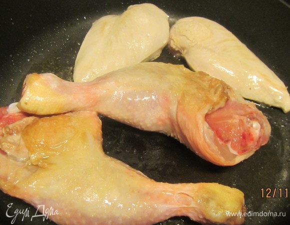 В большой сковороде разогреваем половину оливкового масла. Обжариваем куриные грудки по 2 минуты с каждой стороны или до легкого золотистого цвета. Убираем их и обжариваем также куриные бедрышки и голени. У меня мяса было гораздо меньше, чем в рецепте, - 2 грудки и куриных окорочка, я их обжарила вместе. Итак, пока курицу убираем из сковороды.
