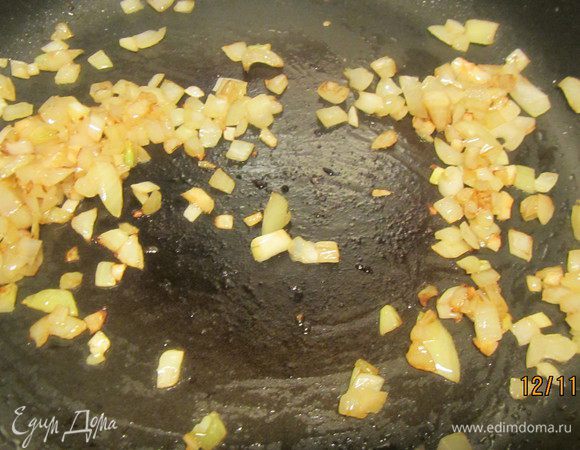 Лук и чеснок мелко рубим. Зелень тоже мелко рубим. В сковороду добавляем немного оливкового масла (возможно, это и понадобится, если от курицы соки выделились). Обжариваем лук и чеснок минут 5 на среднем огне.
