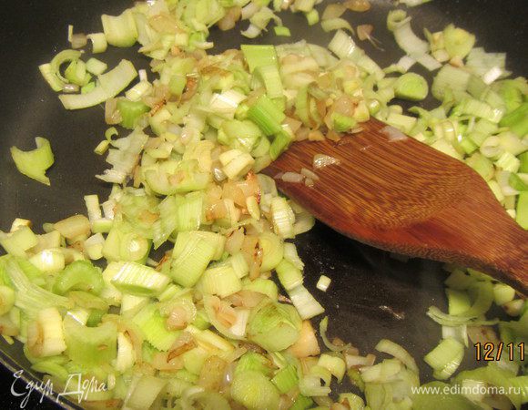 Добавляем тонко порезанный стебель сельдерея и готовим еще минут 5.
