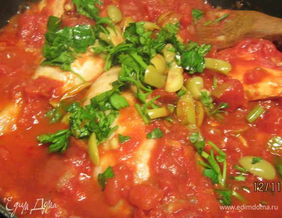 Добавляем все остальные ингредиенты по списку. Возвращаем курицу на сковороду, доводим до кипения Накрываем крышкой, уменьшаем огонь и готовим минут 20. Убираем крышку и готовим еще минут 25 до готовности курицы. У меня получилось несколько дольше, просто потому, что окорочка были довольно крупные. Надо будет в следующий раз их на несколько частей разрубить. 
