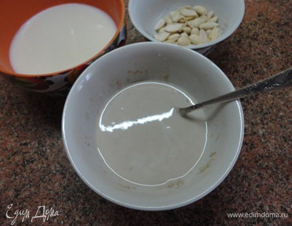 Муку просеять. Дрожжи растворить в небольшом количестве молока, дать подойти 15 минут.