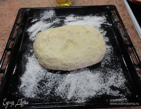 Подошедшее тесто раскатать на смазанном маслом и посыпанном мукой противне.