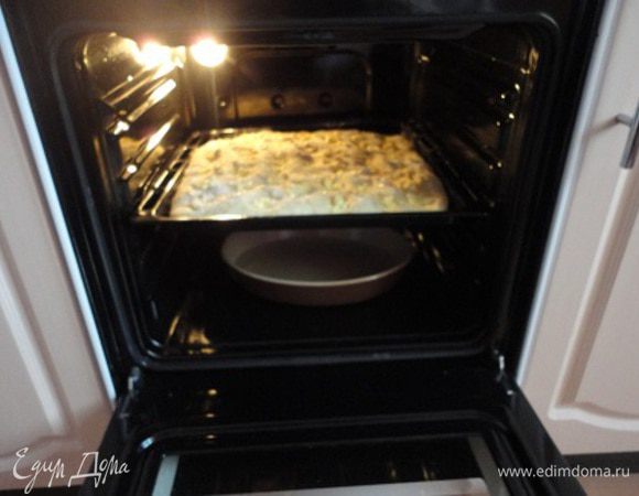 Тесто равномерно посыпать сахаром и лепестками миндаля. Дать подойти 30 минут. Выпекать около 20 минут при 200°C. На дно духовки поставить плоскую емкость с водой.