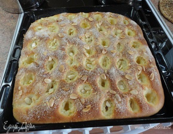 Свежеиспеченный пирог сбрызнуть ликером (в рецепте использовался розовый, у меня получилось не хуже).