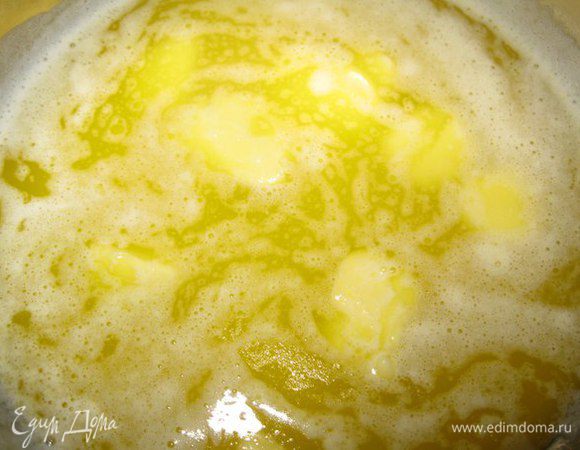 Сливочное масло растопить. И перемешать его с раскрошенным печеньем.