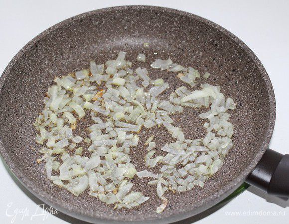 Растопить 15 г сливочного масла в сковороде на среднем огне.
Мелко нарубленный репчатый лук, и потушить 1 минуту, до прозрачности. 
