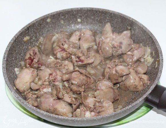 Добавьте печень, соль, тимьян, мускатный орех и перец.
Тушить, помешивая, 5-7 минут.
Влить коньяк, и тушить ещё 30 секунд. 