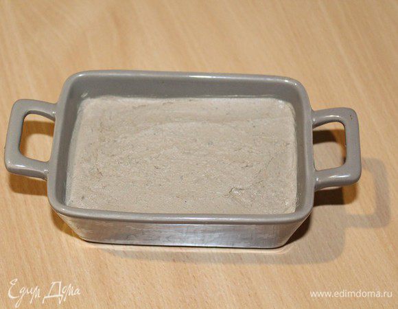 Переложите паштет в форму и поставьте в холодильник. 