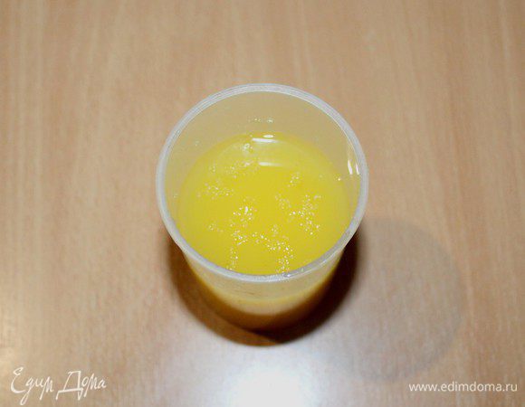 Залить желатин холодным апельсиновым соком, оставить на 10 минут.
Нагреть, при постоянном помешивании, до полного растворения желатина.
До кипения не доводить. Добавить сахар, перемешать, остудить. 