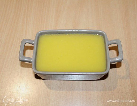 Залить поверхность охлажденного паштета остывшим апельсиновым желе, поставить в холодильник до полного застывания.