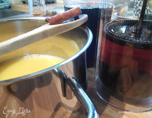 Смешаем крепко заваренный чёрный чай со свежевыжатым соком апельсина и красным вином. Добавим по вкусу сахар, несколько бутонов гвоздики и палочку корицы. 