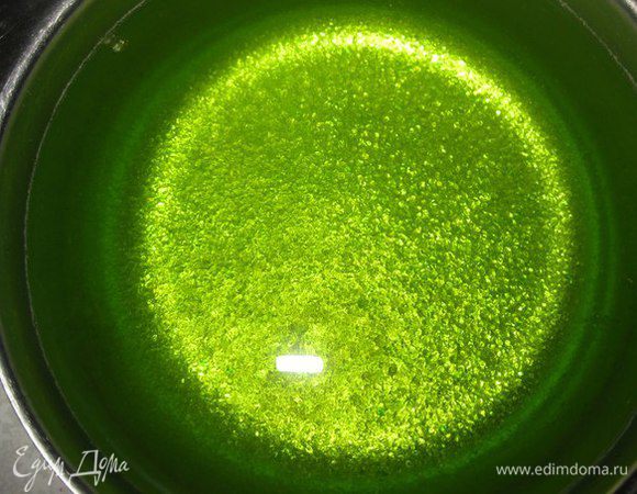 Далее делаем желе с киви. Хотя можно начинать с этого этапа. Сделать желе и пока оно будет застывать, приготовить корж.
Желе с фруктовым ароматом КИВИ залить 0,4 литра холодной кипяченой воды, выдержать 40 минут, подогреть, довести до кипения, помешивая до полного растворения желатина, процедить. Или делать так как написано на упаковке.