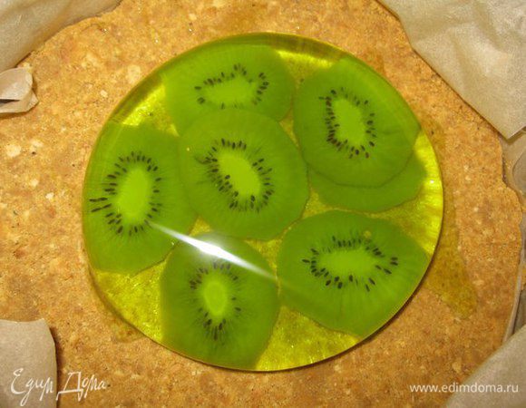 Когда желе застыло, форму с киви, пару секунд подержать в горячей воде, аккуратно перевернуть над коржом и оно выскочило посередине.
Все это снова в ставим в холодильник.