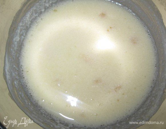 Далее делаем сметанную начинку. Молоко довести почти до кипения и залить им желатин. Размешать до полного растворения и дать ему остыть.
