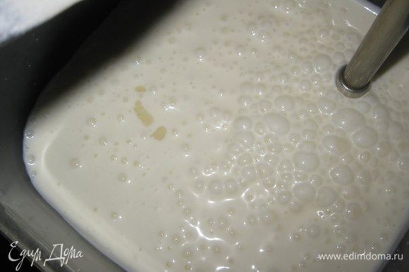 Не выключая блендер или миксер тонкой струйкой добавить молоко с желатином.