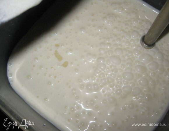 Не выключая блендер или миксер тонкой струйкой добавить молоко с желатином.