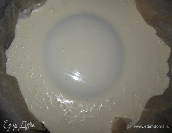 Эту смесь аккуратно вылить в свободное место в форму торта. И поставить в холодильник еще на 1,5 - 2 часа.