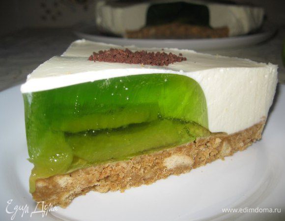 Аккуратно освободить торт от формы и пекарской бумаги или пленки.
Разрезаем и подаем к столу.