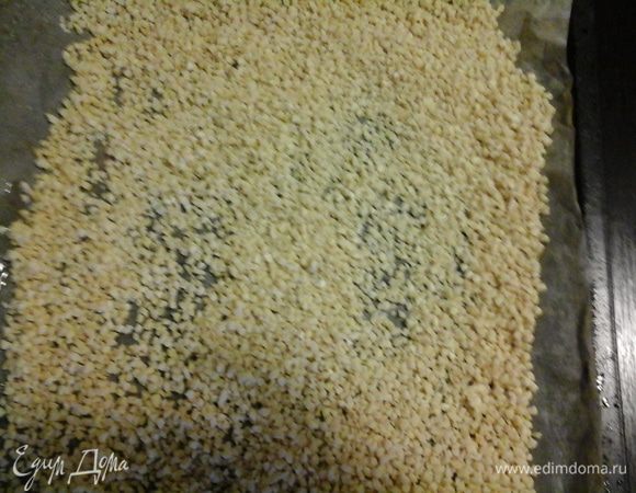 Миндаль и арахис (по очереди) выложить на противень застеленной пекарской бумагой и поставить в разогретую духовку 230* на 2-3 мин.