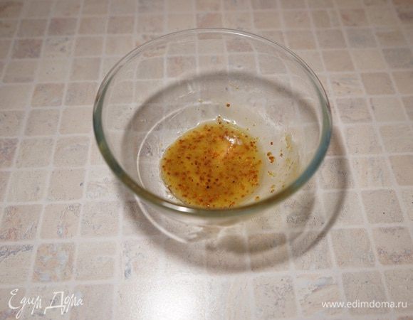  Сделаем заправку. Смешать в миске оливковое масло, горчицу, мёд, сок лимона, соль, слегка взбить венчиком.