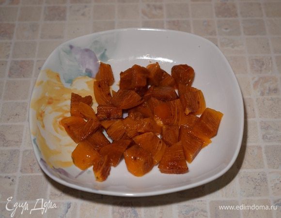 Почистить хурму от кожицы, можно воспользоваться овощечисткой. Нарезать крупными кусочками.