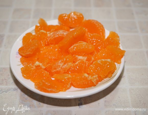 Мандарины очистить, разделить на дольки,  удалить все белые пленочки.
