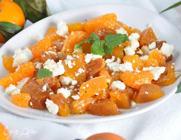 Смешать в салатнике мандарины, хурму. Сверху покрошить кусочки козьего сыра и приправить перцем. Добавить заправку. 
Угощайтесь! Немного солнца в начале зимы. Хурма с заправкой прекрасно сочетаются с сыром, а мандарины придают свежесть. 