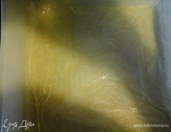 Начинаю я всегда с пахлавы.
Смазываем топленым маслом квадратную форму для выпечки 23x23  (легко разбирающуюся) кладем лист фило смазиваем маслом опять лист и так 10 слоев.