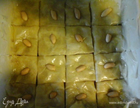 Кладем лист фило смазываем маслом опять лист и так 10 слоев
аккуратно нарезаем квадратики.
На каждый квадратик кладем орешек.
Ставим взаранее разагретую духовку 180* на 20 мин.